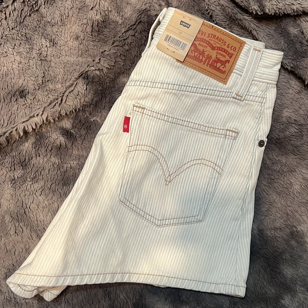 Levi’s High-Waisted Mom Shorts Size 24 Light Blue White Denim Stripey NWT - Picture 4 of 8
